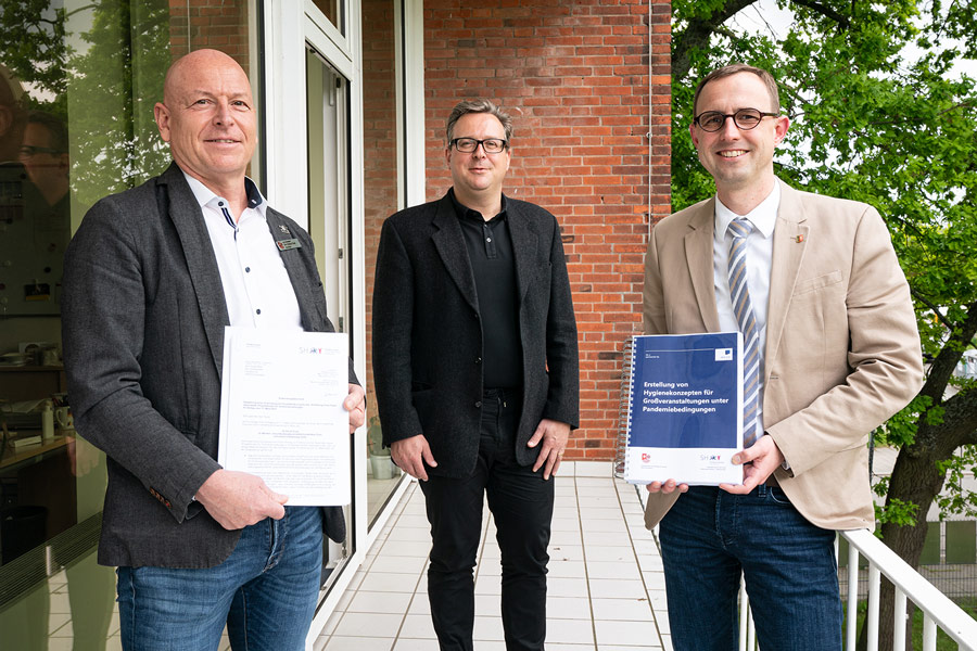 Bescheidübergabe in Kiel: Staatssekretär Dirk Schrödter (v.r.), Marten Pauls (ARGE KOSI) und Andreas Faust (Amt Schenefeld). © Staatskanzlei